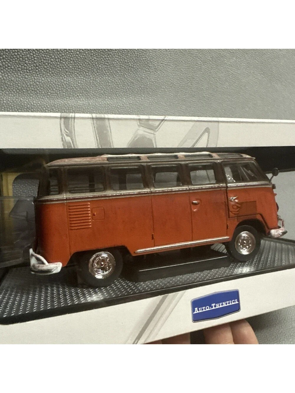 M2 Machines 1/24 RUSTY 1960 VW Microbus Deluxe USA Model R45 Red White Patina